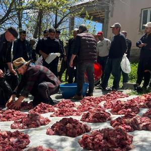 Bir asırdır devam eden dayanışma geleneğiyle kurban etleri eşit dağıtılıyor