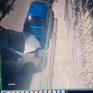 Eyüpsultanda otomobil park halindeki araçlara çarptı; kaza kamerada