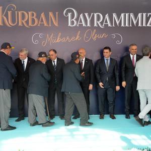 Kahramanmaraş protokolü vatandaşlarla bayramlaştı