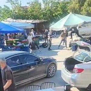 Foçada pazarcıların kavgası; 7 gözaltı