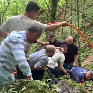 Kayalıklarda mahsur kalan kişiyi, itfaiye kurtardı