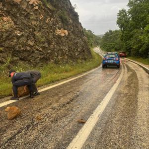 Bilecikte yola düşen kaya parçaları temizlendi