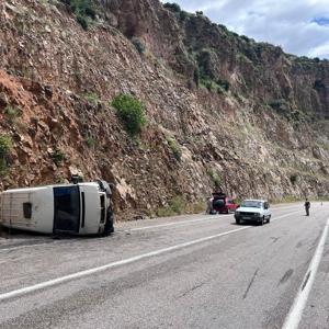 Kiliste devrilen minibüsteki 2 kişi yaralandı