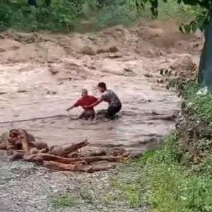Selde sürüklenen kütükleri dere yatağından topladılar