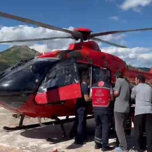 Ayı saldırısında yaralandı, ambulans helikopterle hastaneye ulaştırıldı