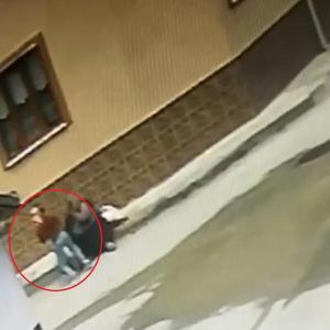 Sahibinin boynundaki altınları çaldı; olay kamerada