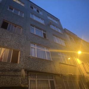 Fatihte cam silerken 5inci kattan apartman boşluğuna düşen kadın öldü