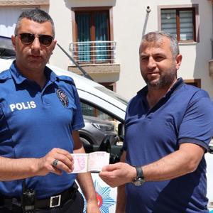 Yolda bulduğu 2 bin 400 TL’yi polise teslim etti