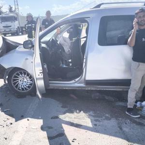 Mersinde otomobil ile hafif ticari araç çarpıştı: 6 yaralı