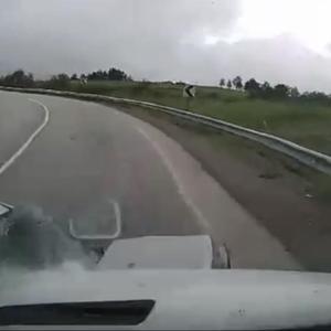 Minibüs ile otomobilin çarpıştığı kaza kamerada;  6 yaralı