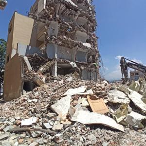 Ağır hasarlı binanın yıkımı sağlam binaya zarar verdi