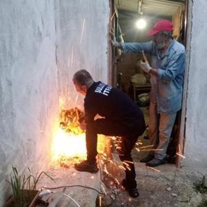 Bacaya düşen yavru kediyi itfaiye kurtardı