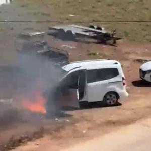 Hafif ticari araçta çıkan yangını vatandaşlar söndürdü