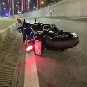 Aydınlatma direğine çarpan motosikletteki 2 üniversite öğrencisi öldü