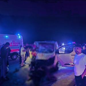 Minibüs, yola çıkan ata çarptı; 1 ölü, 2 yaralı