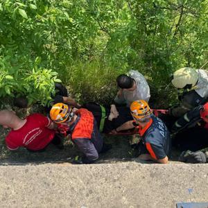 80 metrelik uçurumdan uçan otomobilin sürücüsü yaralandı