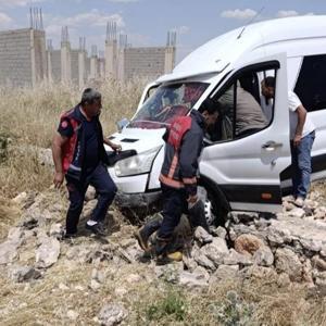 Nusaybin’de minibüs şarampole uçtu: 2 yaralı