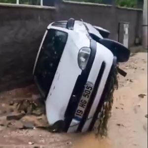 Niğde’de sağanak; 3 araç sele kapıldı