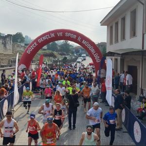 Antik kentin çevresindeki tarihi eserler arasında koştular