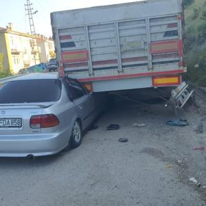 Otomobil, park halindeki TIRa çarptı: 4 yaralı