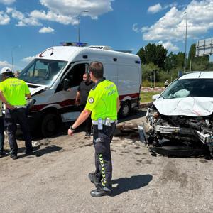 Kütahya’da hafif ticari araçla, özel ambulans çarpıştı; 7 yaralı