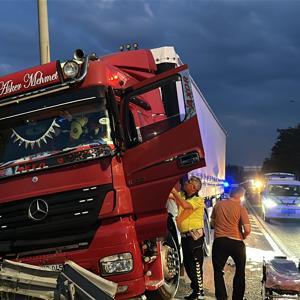 Şoförü rahatsızlanan TIR, refüjdeki bariyerlere çarptı