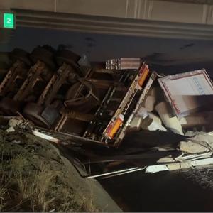 Otoyolda lastiği patlayan TIR, otomobile çarpıp devrildi: 6 yaralı
