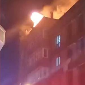 Esenyurt’ta 4 katlı binanın çatısı alev alev yandı