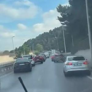Maltepede trafikte kalan ambulansa fermuar yöntemiyle yol verdiler