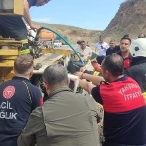 15 metre yükseklikten yuvarlanan kepçede sıkışan operatör, ağır yaralandı