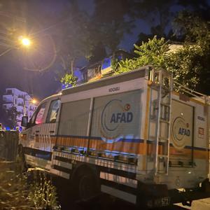Tavan sıvaları düşen evdeki 5 kişi tahliye edildi