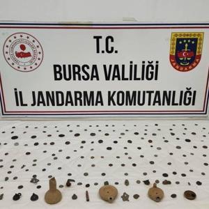 Bursada aranan araçta 202 sikke ve obje ele geçirildi; 2 gözaltı