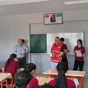 Derikte 5 okulda bin 500 öğrenciye kitap desteği
