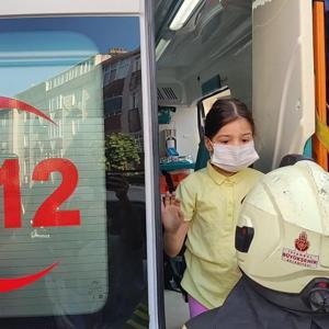 Gaziosmanpaşada yangında kurtarıldı; merak ettiği kardeşleriyle ambulansta buluşturuldu