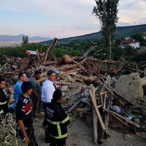 Kerpiç ev çöktü, karı- koca yaralandı