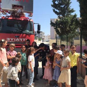 Ağaçta mahsur kalan kediyi itfaiye kurtardı