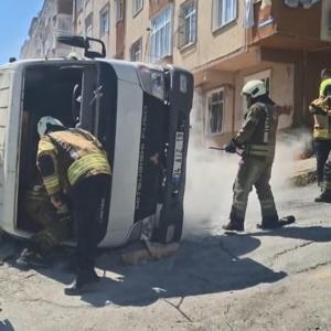 Sultangazide rampada kayan kamyonet, park halindeki otomobilin üzerine devrildi