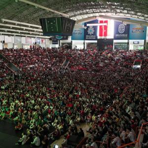 Konya’da milli maç heyecanı, spor salonunda dev ekranda yaşandı