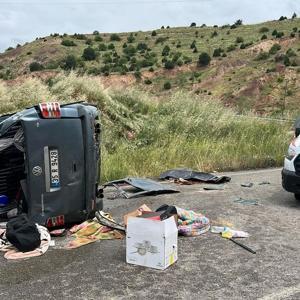 Sivasta hafif ticari araç devrildi: 1 ölü, 2 yaralı