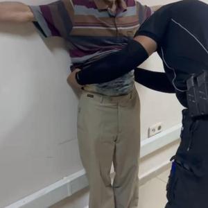 Aranan hükümlü, vücuduna bantladığı esrarla yakalandı