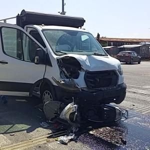 Kamyonet ile motosikletin çarpıştığı kazada 2 kardeş yaralandı