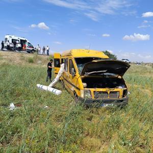 Mardinde tarlaya devrilen minibüsün sürücüsü yaralandı