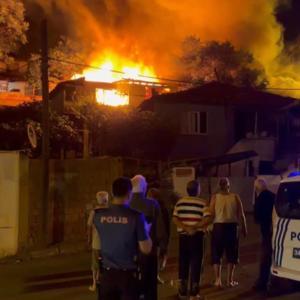 Gaziosmanpaşa’da 3 gecekondu alev alev yandı