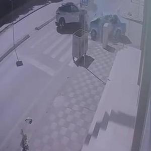 Karşı şeride geçen otomobilin ciple çarpıştığı kaza kamerada: 3 yaralı