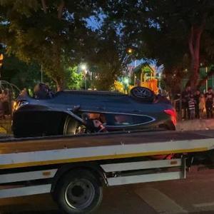 Bakırköyde kırmızı ışıkta duran araca çarpan otomobil devrildi: 2 yaralı