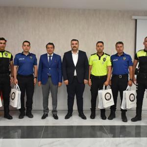 Hatay’da LGS’ye geç kalan öğrenciyi sınava yetiştiren polis ödüllendirildi