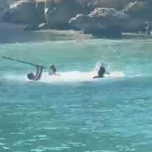 Mersinde deniz ortasında sopalı kavga kamerada