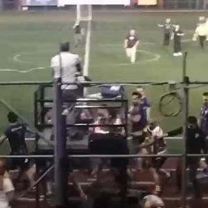 Futbol turnuvasında kavga; polis ve esnaf takımları birbirine girdi