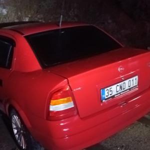 Alkollü sürücünün kullandığı otomobil duraktaki yolculara çarptı: 3 yaralı