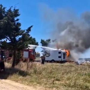 Park halindeki 2 karavan alev alev yandı; o anlar kamerada
